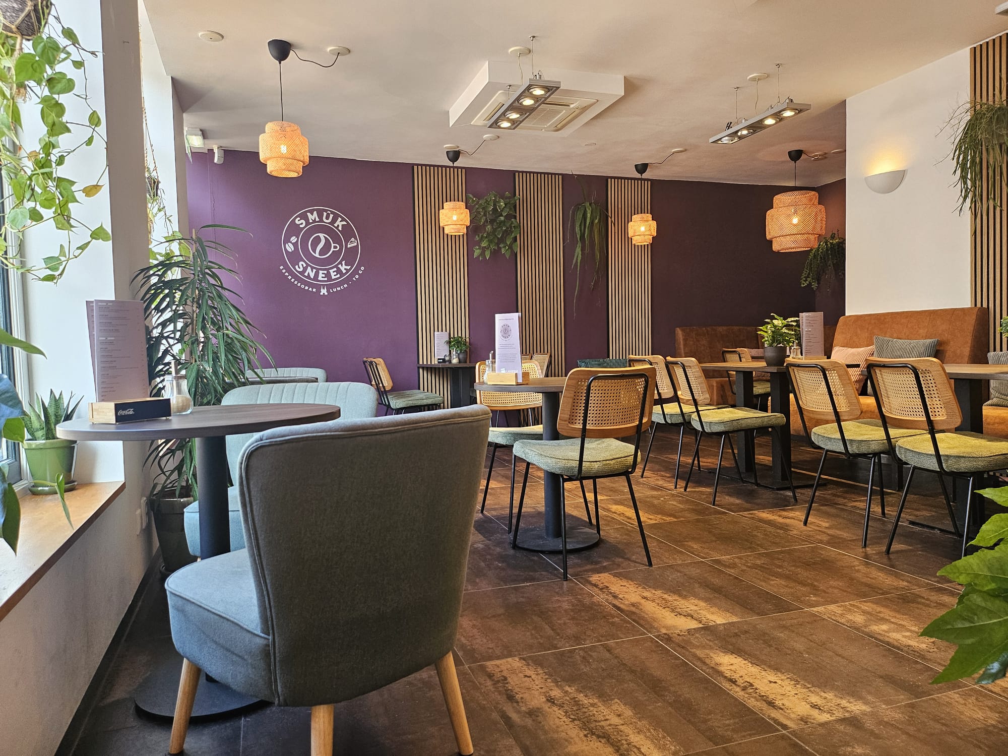 Gezellig interieur van Espressobar Smûk in Sneek — perfecte plek voor koffie en borrel